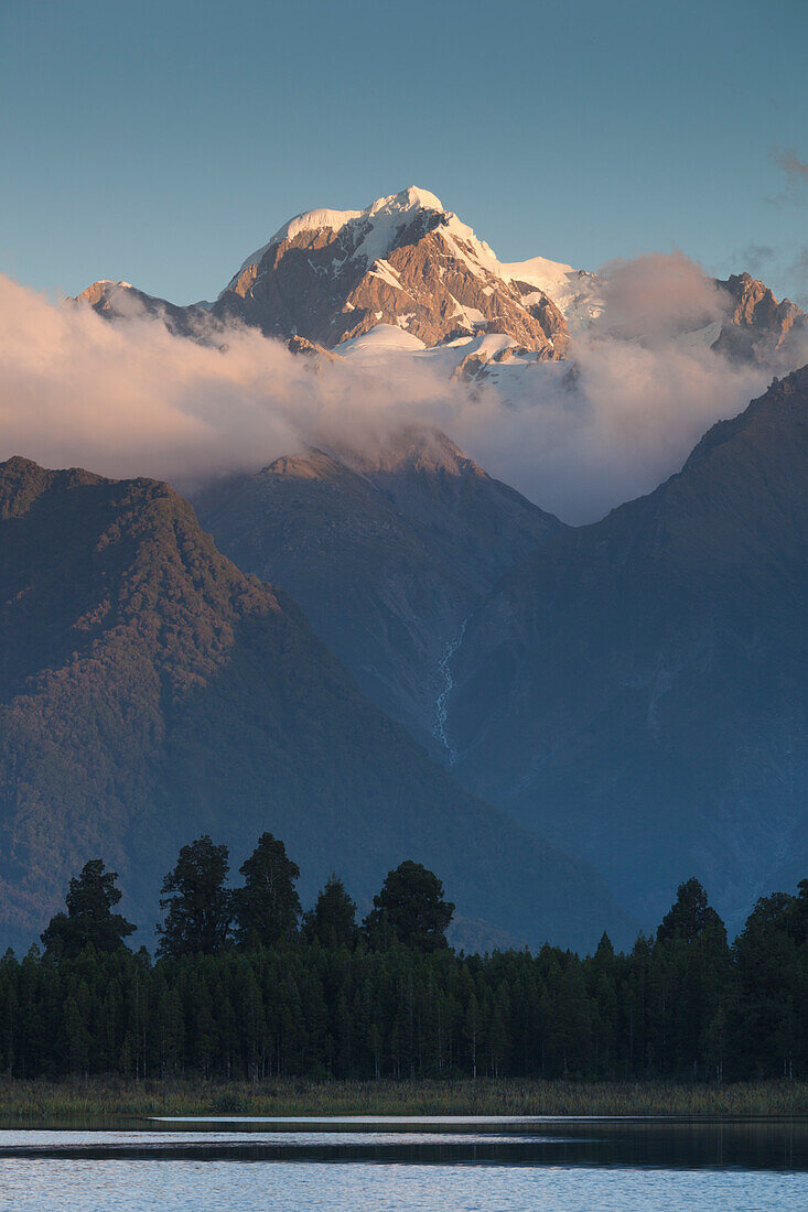 Neuseeland, Südinsel, Westküste, Fox Glacier Village, Lake Matheson, Spiegelung von Mt. Tasman und Mt. Cook, Abenddämmerung