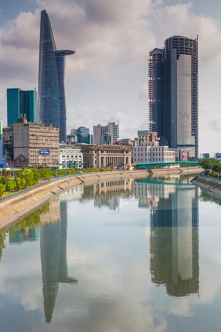 Vietnam, Ho-Chi-Minh-Stadt. Stadtansicht mit Bitexco Tower entlang des Ben-Nghe-Kanals