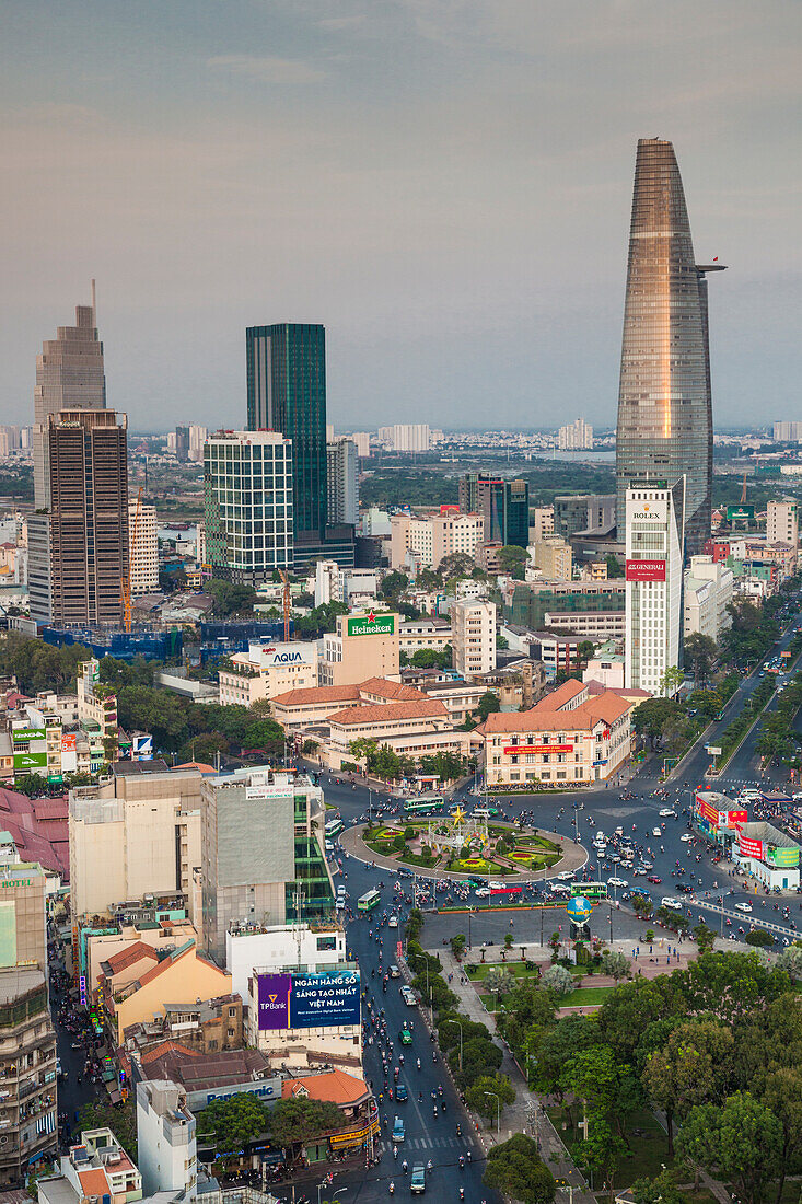 Vietnam, Ho-Chi-Minh-Stadt. Erhöhte Stadtansicht über dem Quach Thi Trang Circle, Abenddämmerung