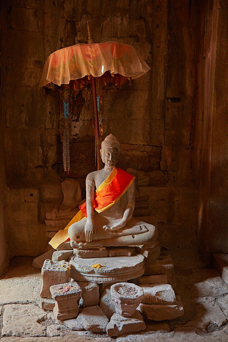 Buddhistischer Schrein, Ruinen des Bayon-Tempels, Angkor Thom (Tempelkomplex aus dem 12. Jahrhundert), Weltkulturerbe Angkor, Siem Reap, Kambodscha (Großformat verfügbar)