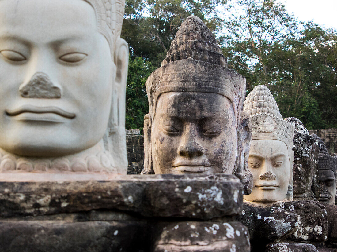 Kambodscha, Angkor Watt, Siem Reap, Dämonenköpfe auf der Götter- und Dämonenbrücke am Südtor von Angkor Thom
