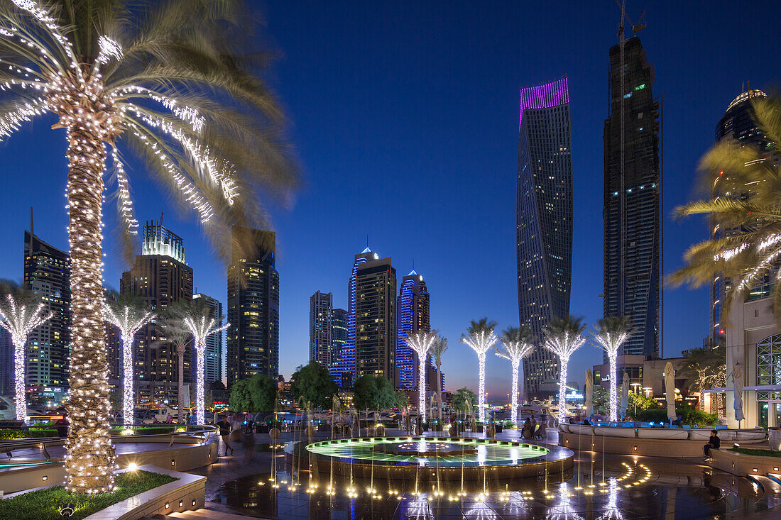 VAE, Dubai Marina-Hochhäuser einschließlich des verdrehten Cayan Towers