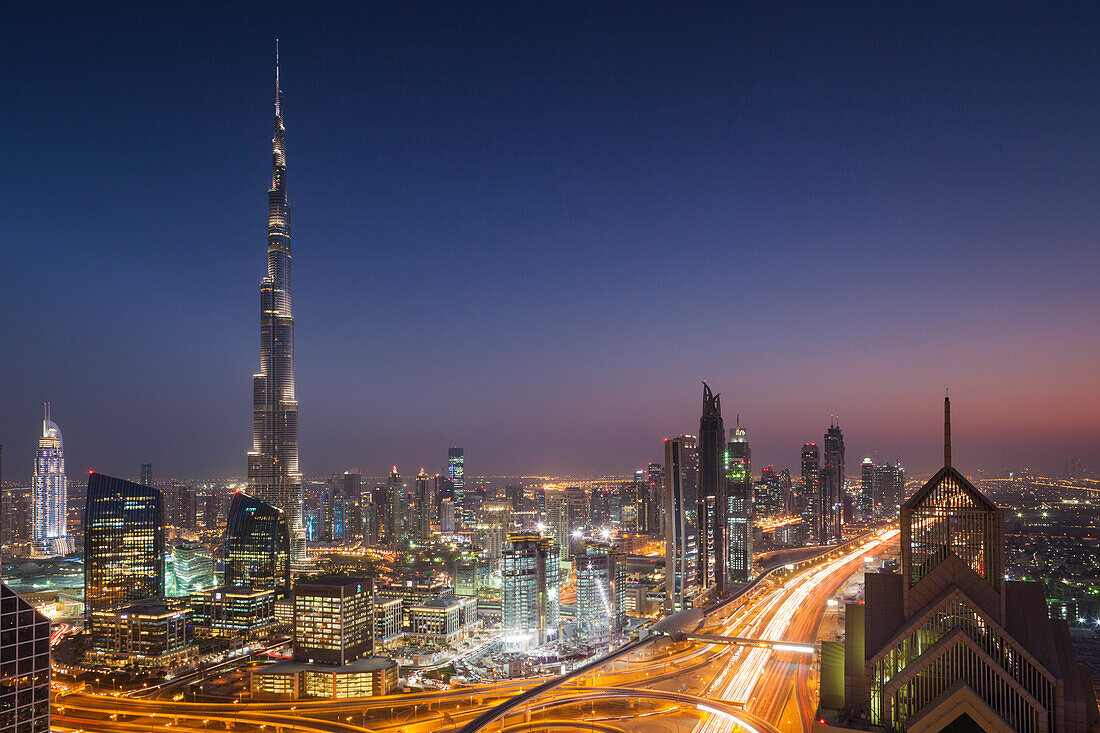 VAE, Stadtzentrum Dubai. Blick von oben auf die Sheikh Zayed Road und den Burj Khalifa Tower, das höchste Gebäude der Welt, 2016