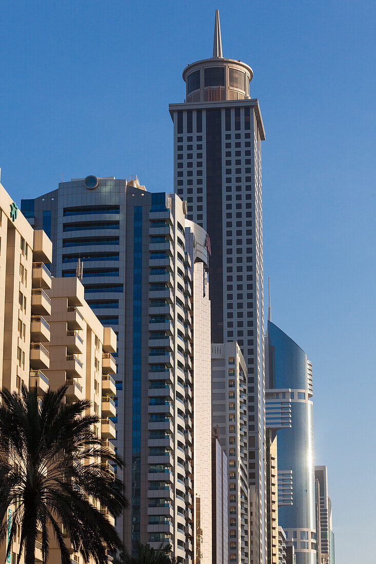 VAE, Stadtzentrum Dubai. Hochhäuser entlang der Sheikh Zayed Road