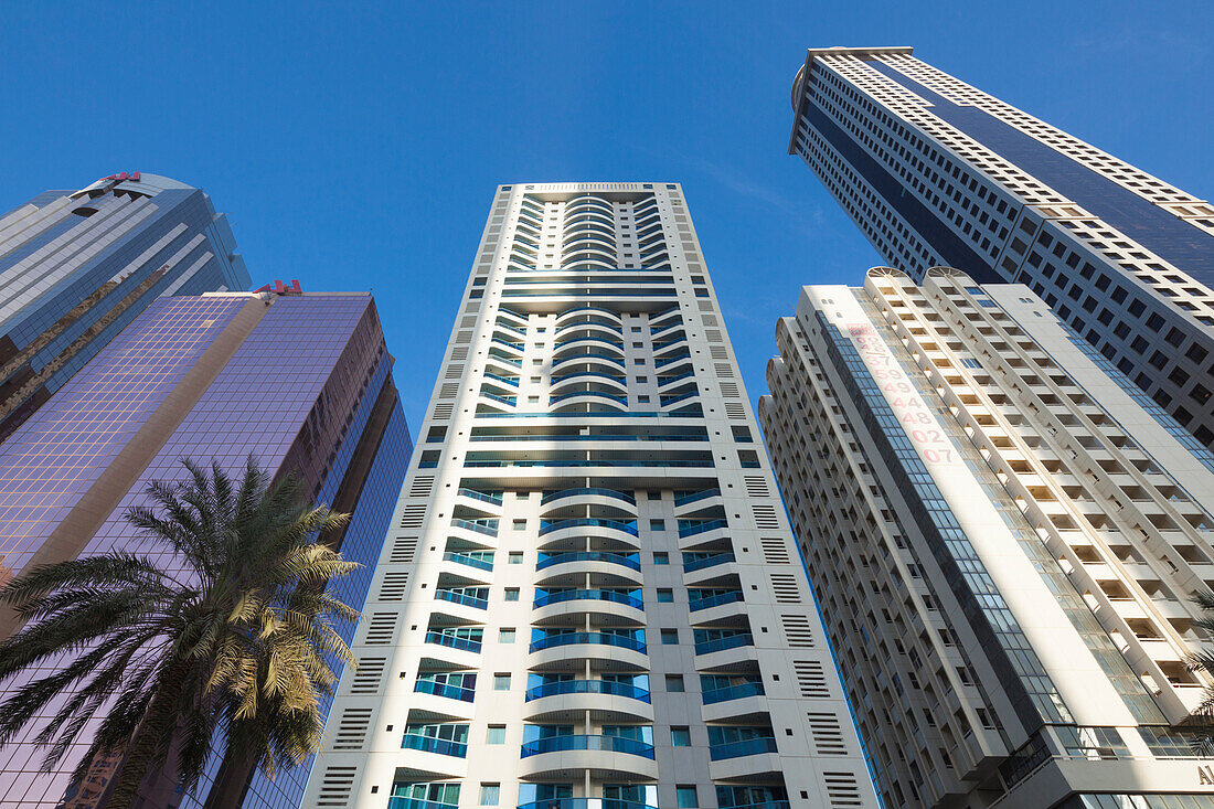 VAE, Stadtzentrum Dubai. Hochhäuser entlang der Sheikh Zayed Road