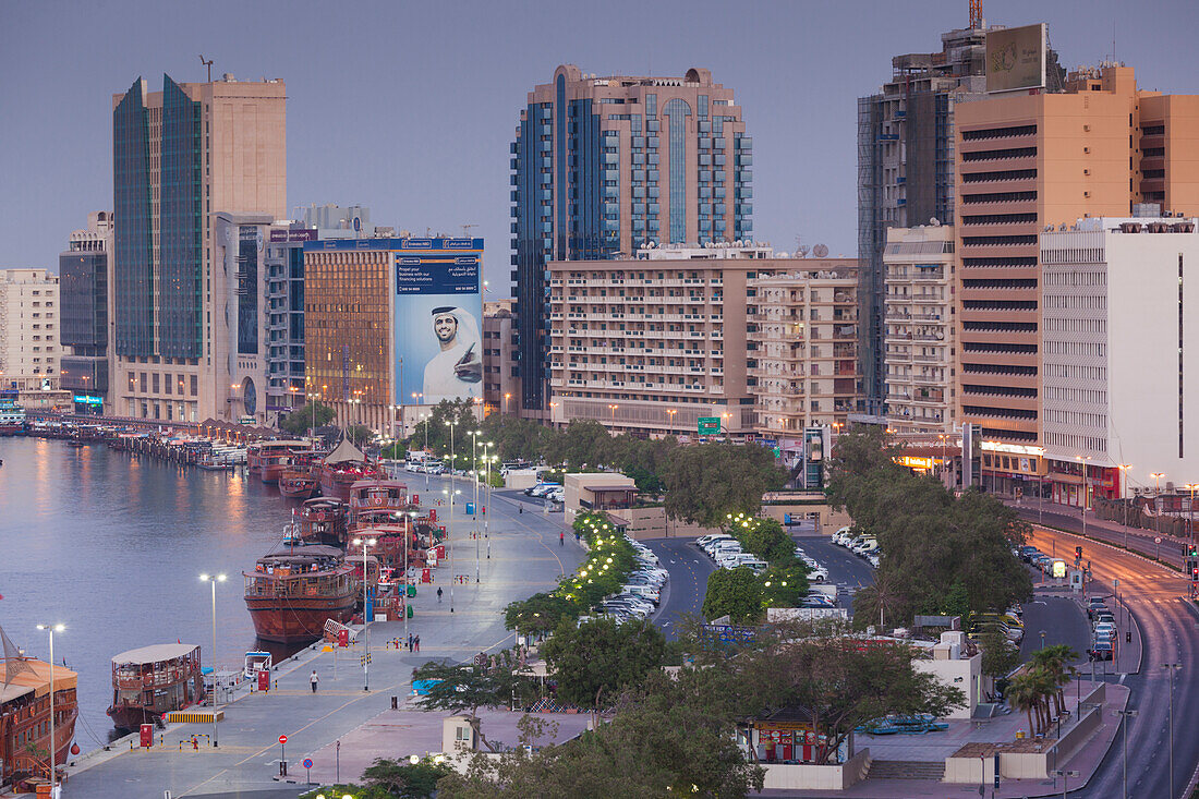 VAE, Dubai, Deira. Erhöhte Ansicht des Dubai Creek