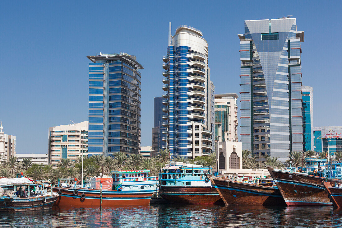 UAE, Dubai, Deira. Dhow-Schiffe auf dem Dubai Creek