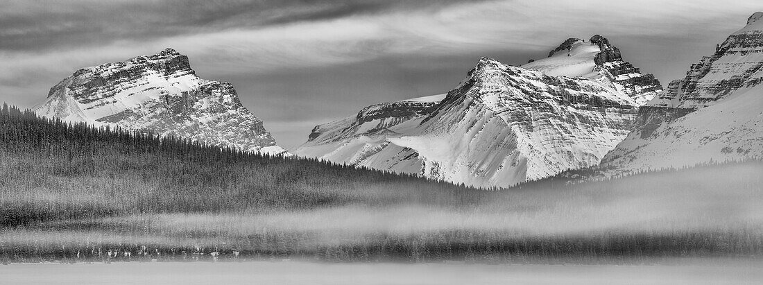 Kanada, Alberta, Banff National Park, Panoramablick auf Mount Andromache, Mount Hector und Bow Lake mit Nebel