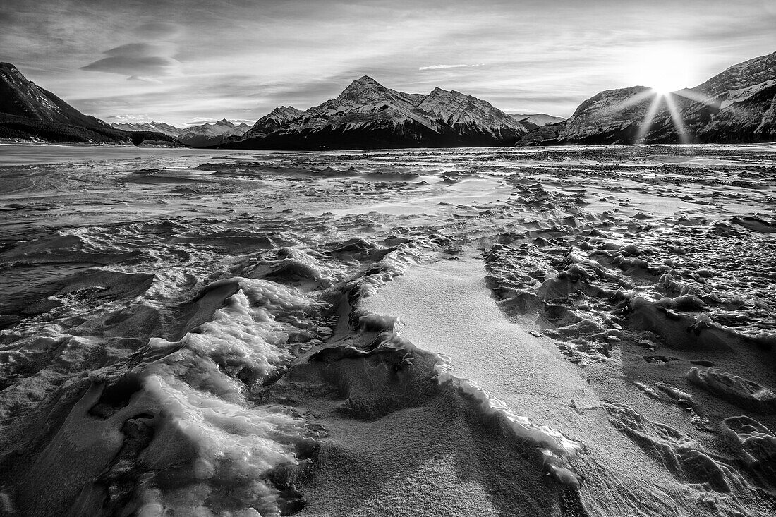 Kanada, Alberta, Abraham Lake, Sonnenaufgang im Winter