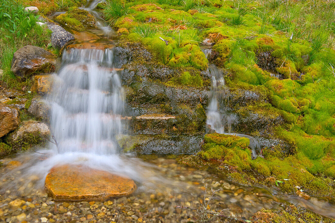 Kanada, Alberta, Banff-Nationalpark. Bach und Wasserfall, malerisch