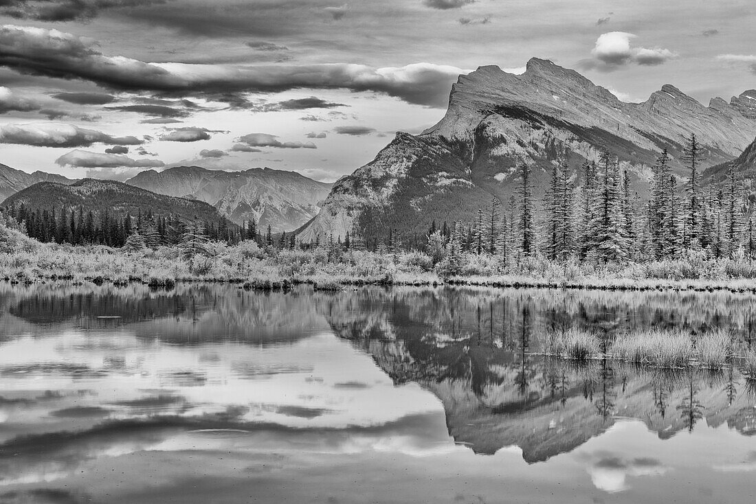 Kanada, Alberta, Banff-Nationalpark. Mt. Rundle spiegelt sich in Vermillion Lakes