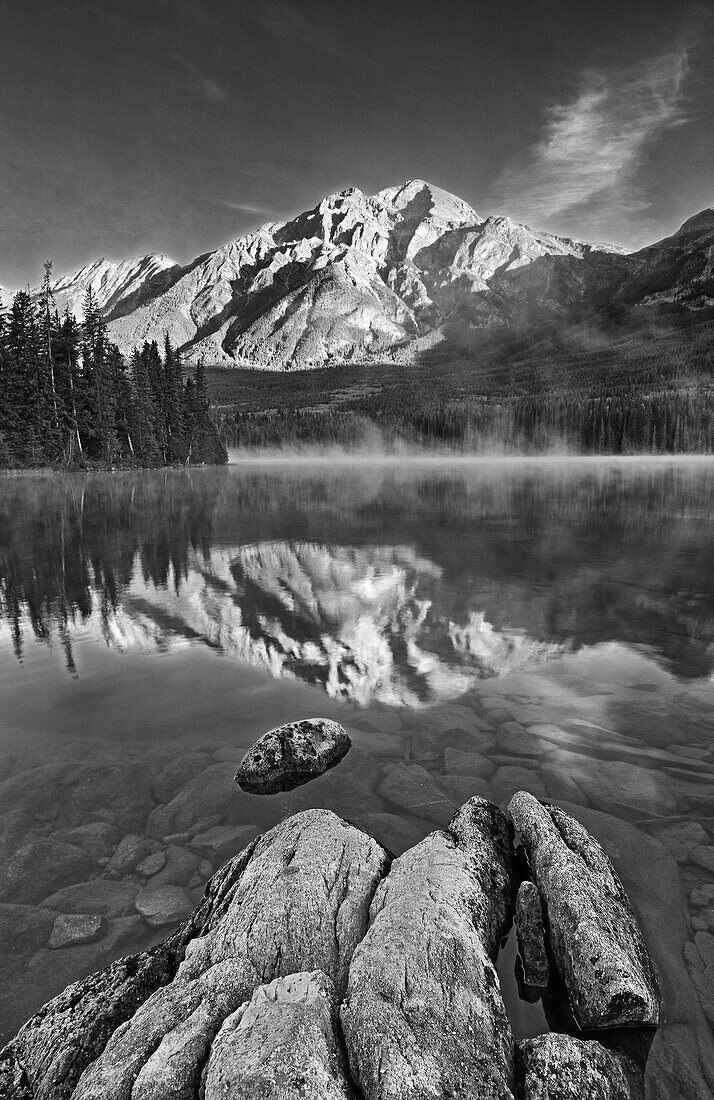 Kanada, Alberta, Jasper-Nationalpark. Pyramid Mountain spiegelt sich bei Sonnenaufgang im Pyramid Lake