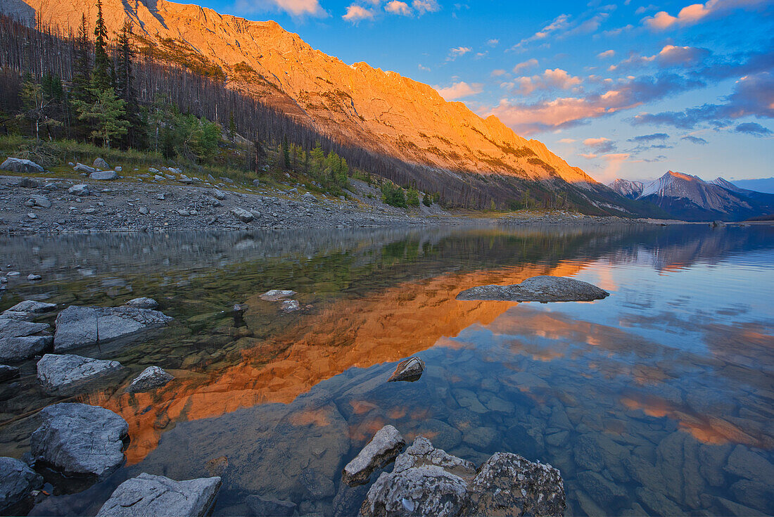Kanada, Alberta, Jasper-Nationalpark. Sonnenuntergang am Medicine Lake