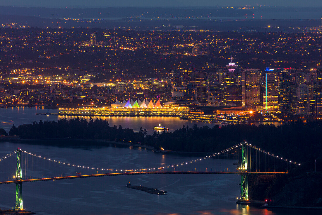 Blick in der Abenddämmerung auf die Lions Gate Bridge und das Stadtbild des Canada Center von der Cypress Road in Vancouver, British Columbia, Kanada