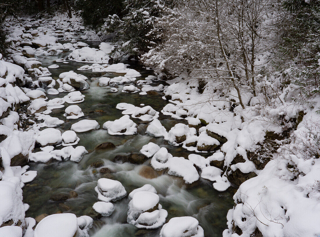 Langzeitbelichtung eines Flusses im Winter in Squamish, British Columbia, Kanada