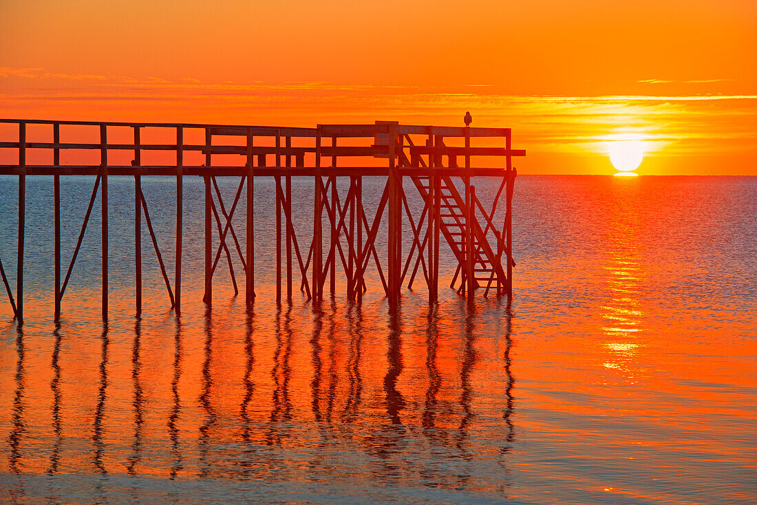 Kanada, Manitoba, Matlock. Pier bei Sonnenaufgang am Lake Winnipeg