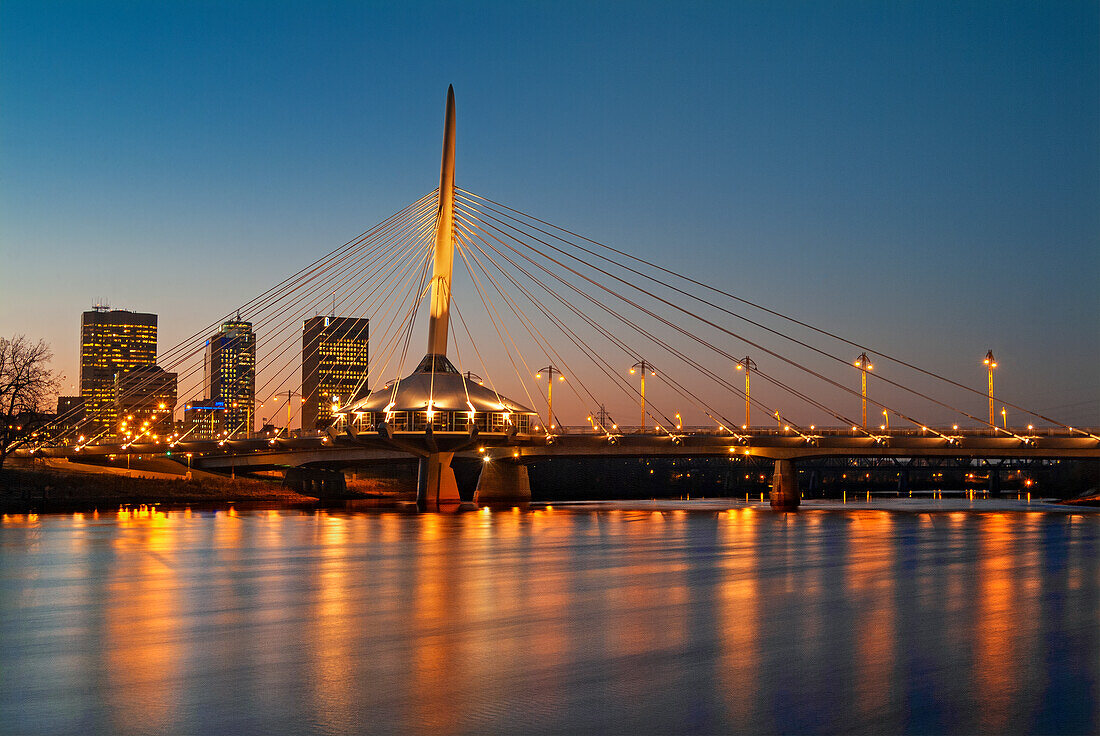 Kanada, Manitoba, Winnipeg. Esplanade-Brücke über den Red River bei Sonnenuntergang