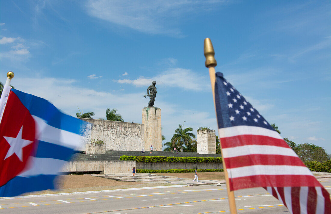 Santa Clara, Kuba. Gedenkstätte für den Revolutionshelden Che Guevara mit US-amerikanischen und kubanischen Flaggen
