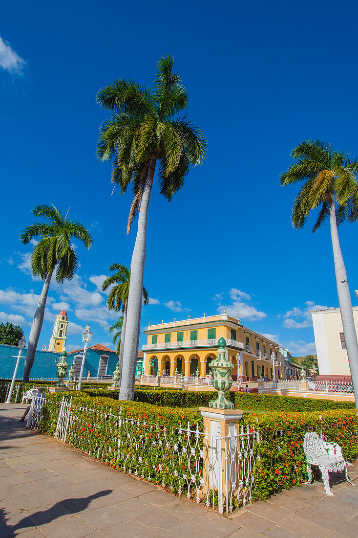 Kuba, Provinz Sancti Spiritus, Trinidad. Ein mit Palmen bepflanzter Platz.