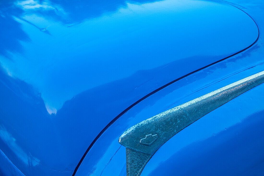 Detail des Kofferraums und des Kotflügels eines blauen klassischen amerikanischen Buick in Habana, Havanna, Kuba.