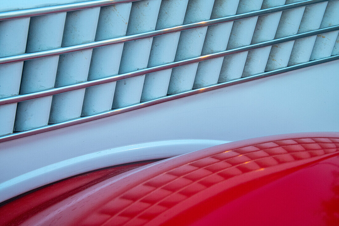 Detail eines roten klassischen amerikanischen Ford in Habana, Havanna, Kuba.