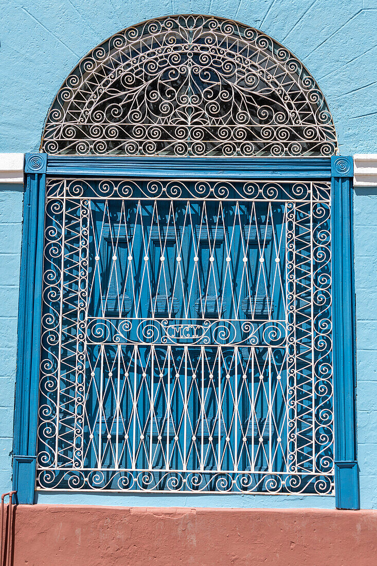 Verschnörkelte schmiedeeiserne Verkleidung auf blauen Holzfensterläden, Trinidad, Kuba