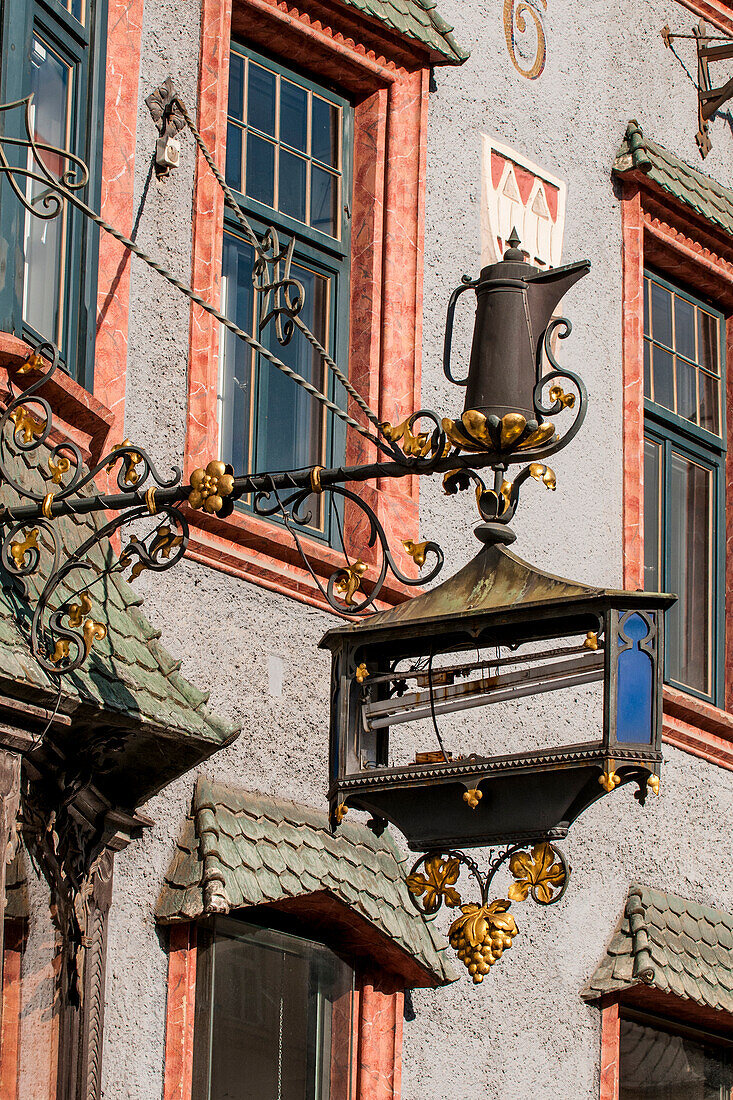 Verschnörkelte Ladenschilder aus Metall, Altstadt, Innsbruck, Tirol, Österreich.
