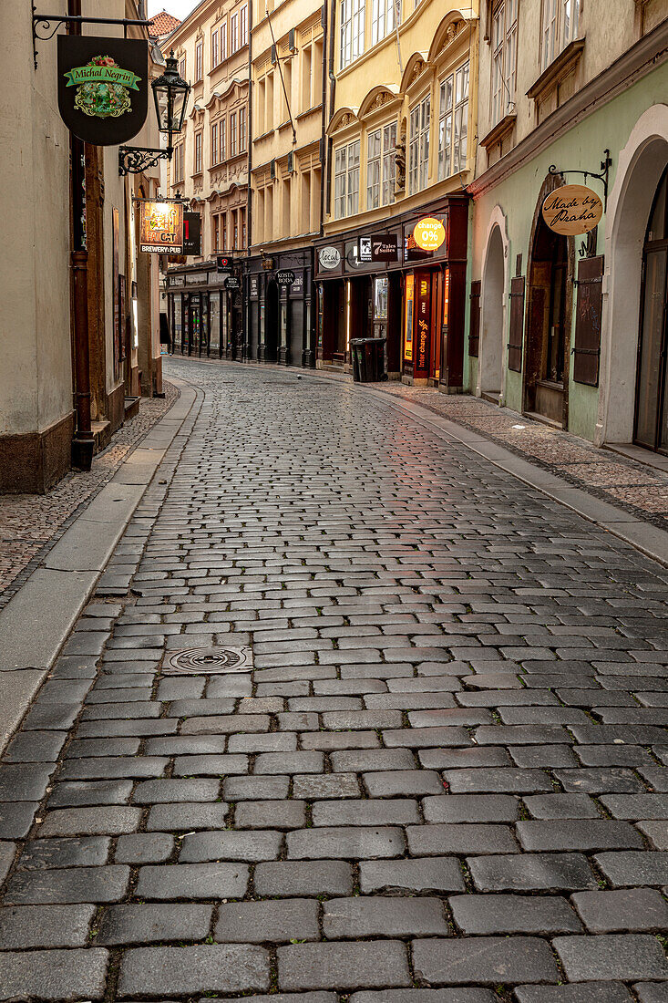 Enge, nasse Kopfsteinpflasterstraßen in der Altstadt von Prag, Tschechische Republik