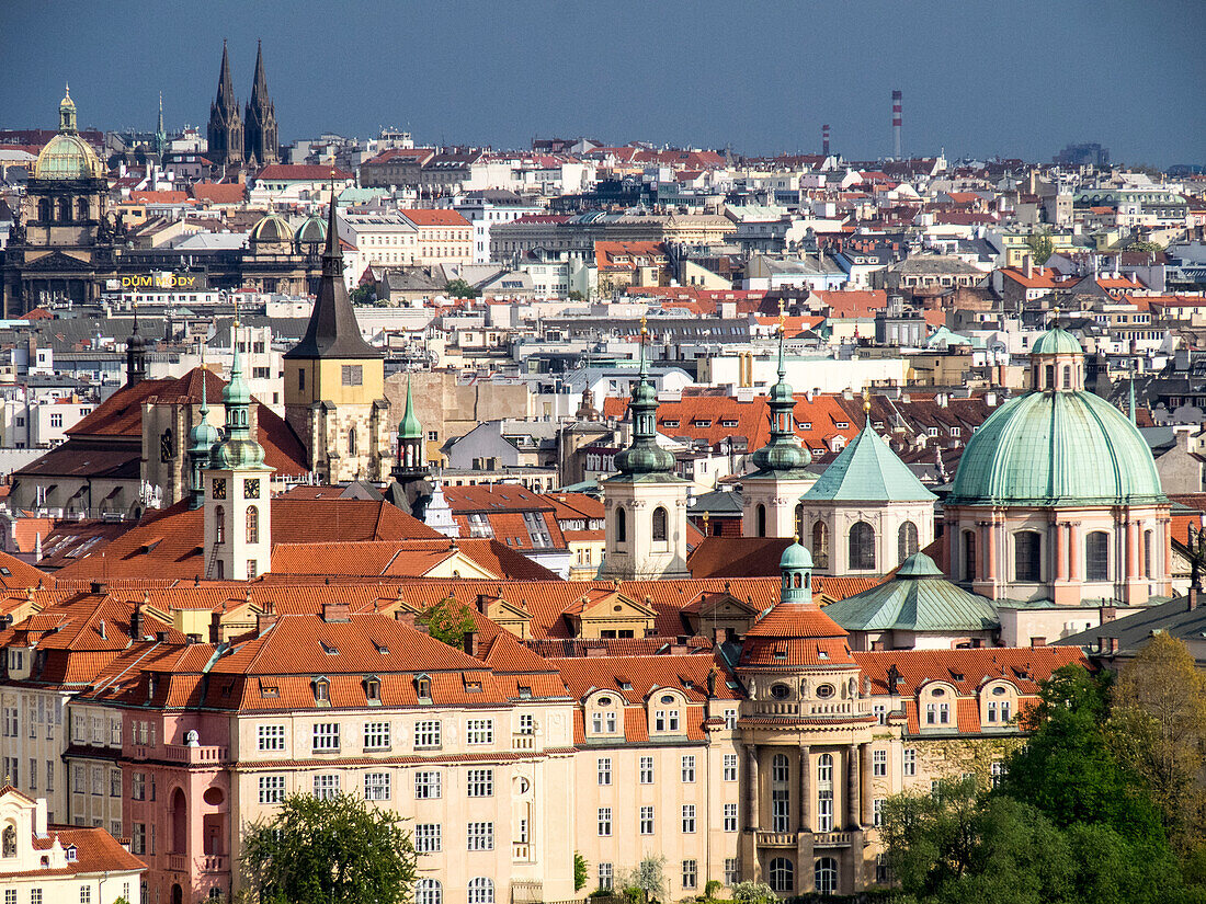 Tschechische Republik, Prag. Dächer von oben gesehen.