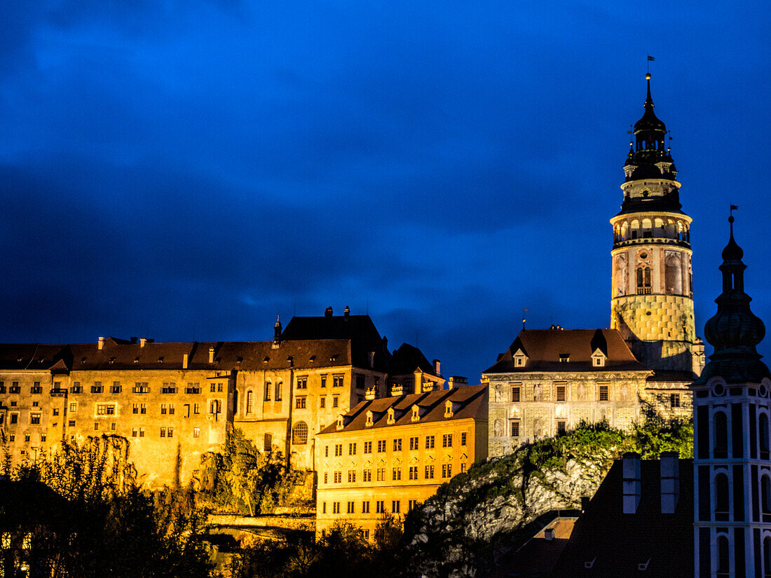 Tschechische Republik, Chesky Krumlov (Krumau). Blick auf Chesky Krumlov und das Schloss bei Nacht.