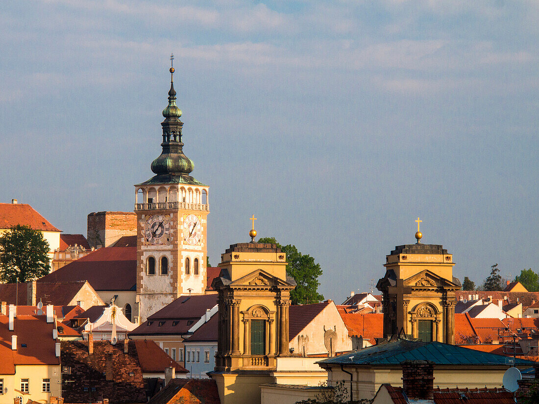 Tschechische Republik, Südmähren, Mikulov. Turm und Kirchturm der Kirche St. Wenzel