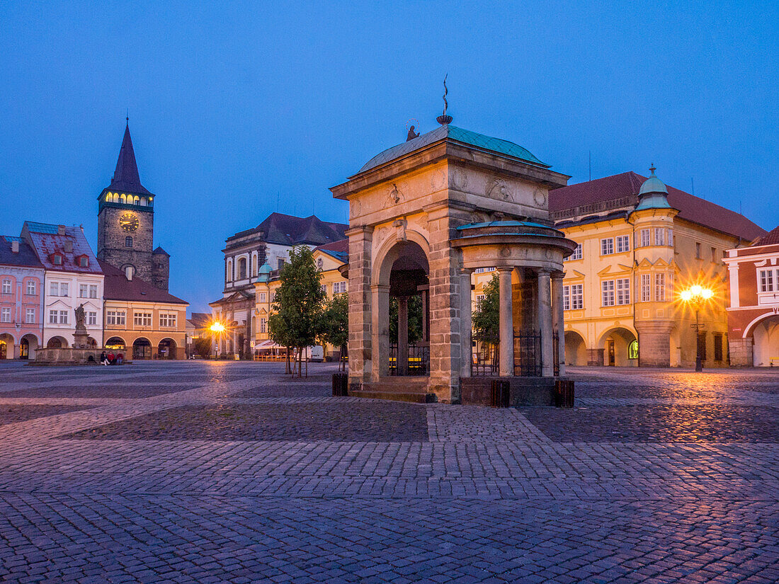 Tschechische Republik, Jicin. Dämmerung auf dem Hauptplatz, umgeben von kürzlich restaurierten historischen Gebäuden.