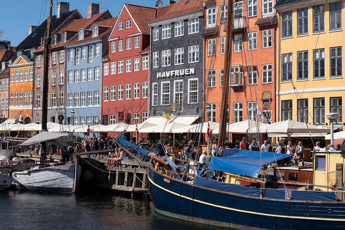 Denmark, Copenhagen, Nyhavn district in city center. Colorful 17th and 18th century buildings, boats and canal