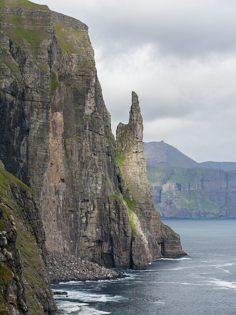 Das Wahrzeichen Trollkonufingur in den Klippen der Insel Vagar, Teil der Färöer Inseln. Dänemark, Färöer Inseln