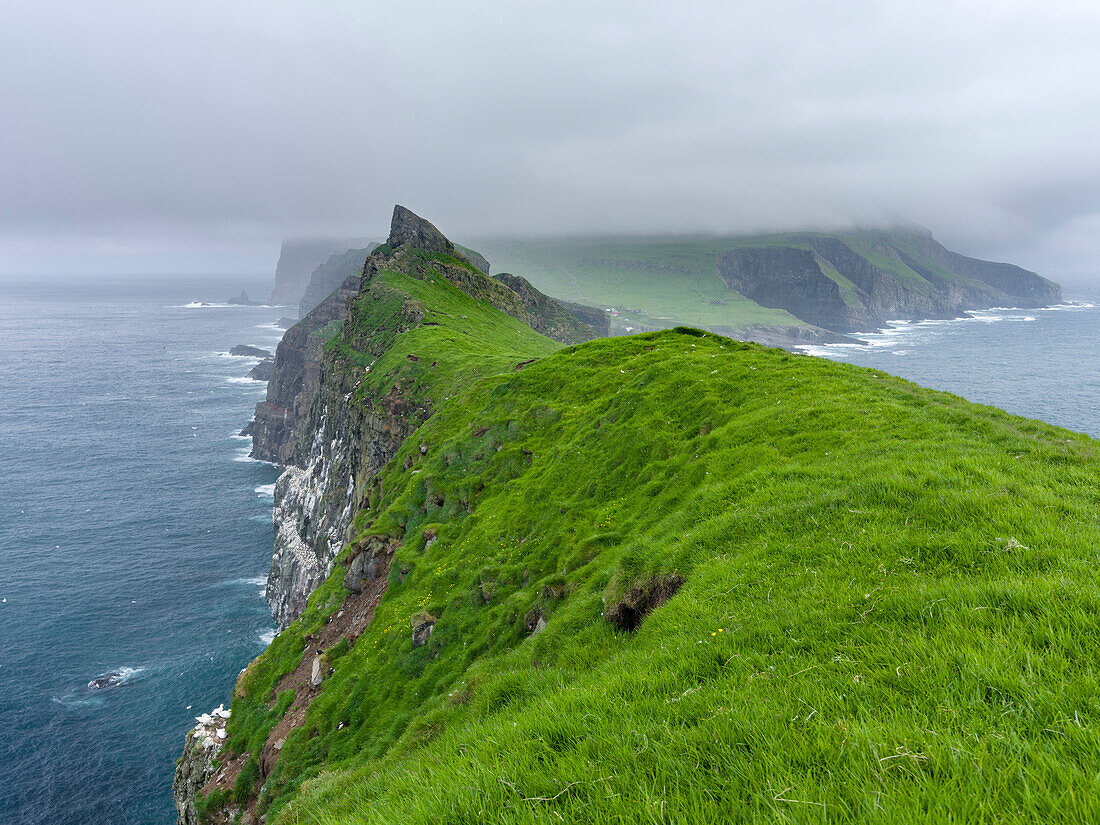 Insel Mykines, gesehen von Mykinesholmur, Teil der Färöer Inseln im Nordatlantik. Dänemark