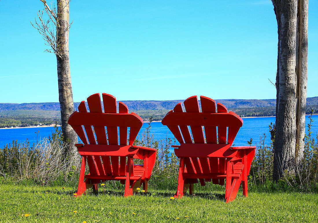 Kanada, Neuschottland, Adirondack-Stühle in der Nähe des Cabot Trail, Cape Breton