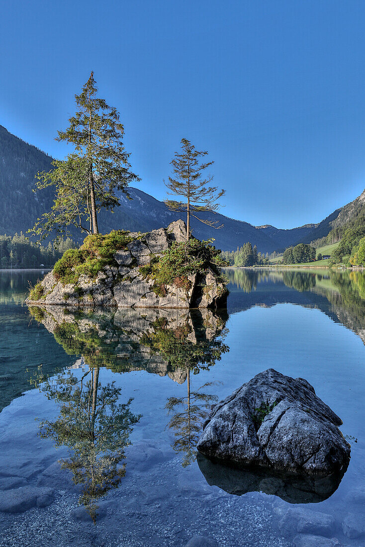 Europe, Germany, Bavaria, Ramsau bei Berchtesgaden, Lake Hintersee in Morning Light