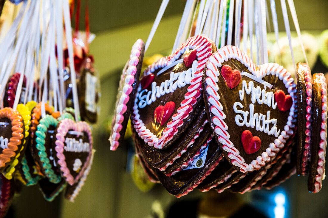 Augsburg, Deutschland. Deutsches Bierfest, gefrostete, hängende Lebkuchen-Liebesherzen