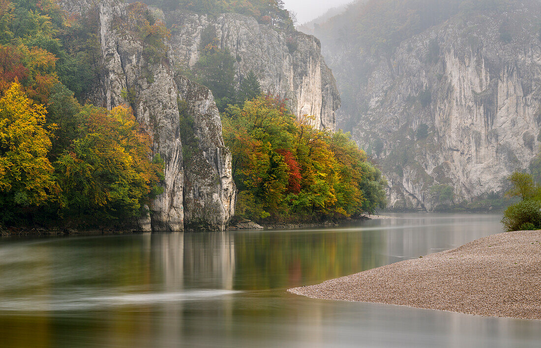 Weltenburger Enge, die Donauschlucht bei Kehlheim in Bayern im Herbst. Deutschland (Großformate verfügbar)