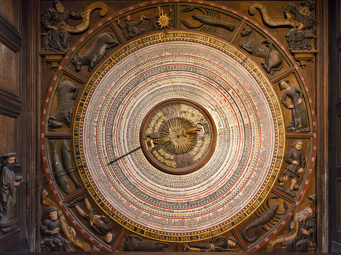 Die mittelalterliche astronomische Uhr, die einzige ihrer Art in gutem Zustand. Die Marienkirche, ein Wahrzeichen von Rostock. Stadt Rostock. Deutschland, Mecklenburg-Vorpommern