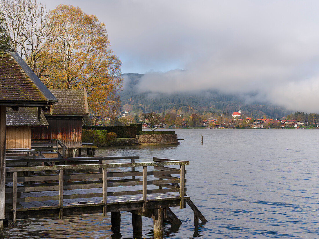 Blick in Richtung Bad Wiessee. Tegernsee in der Nähe des Dorfes Rottach Egern in den Bayerischen Alpen. Deutschland, Bayern