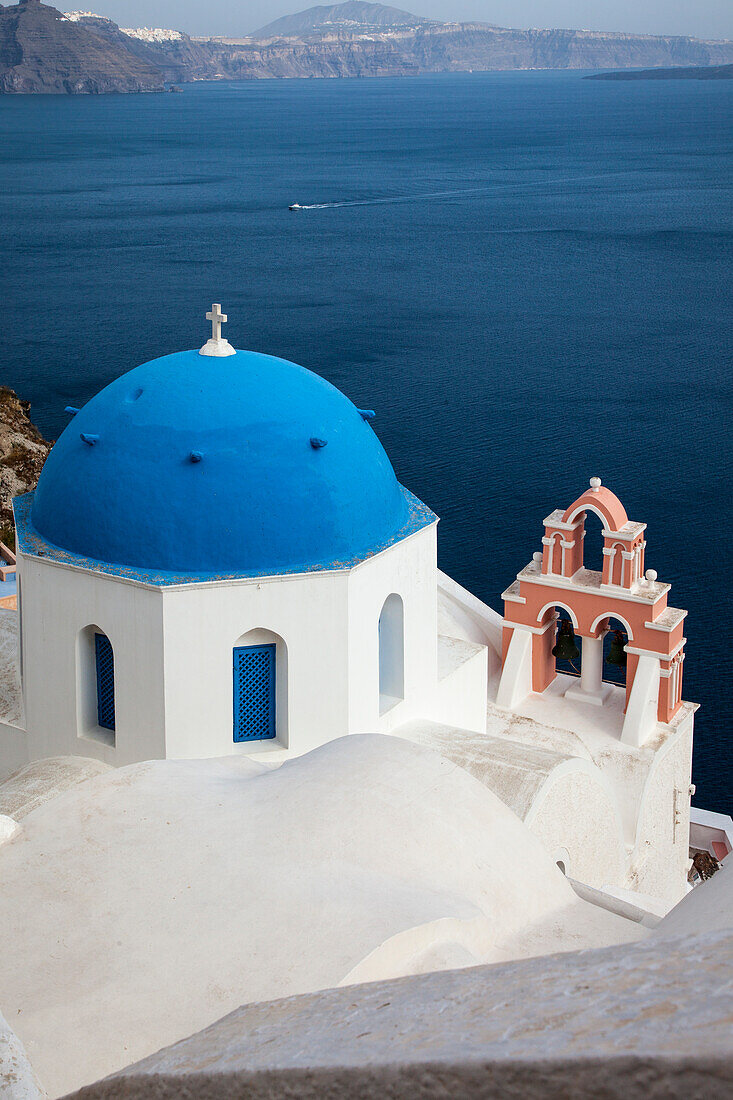 Griechenland, Santorini. Blaue Kuppel und Glockenturm