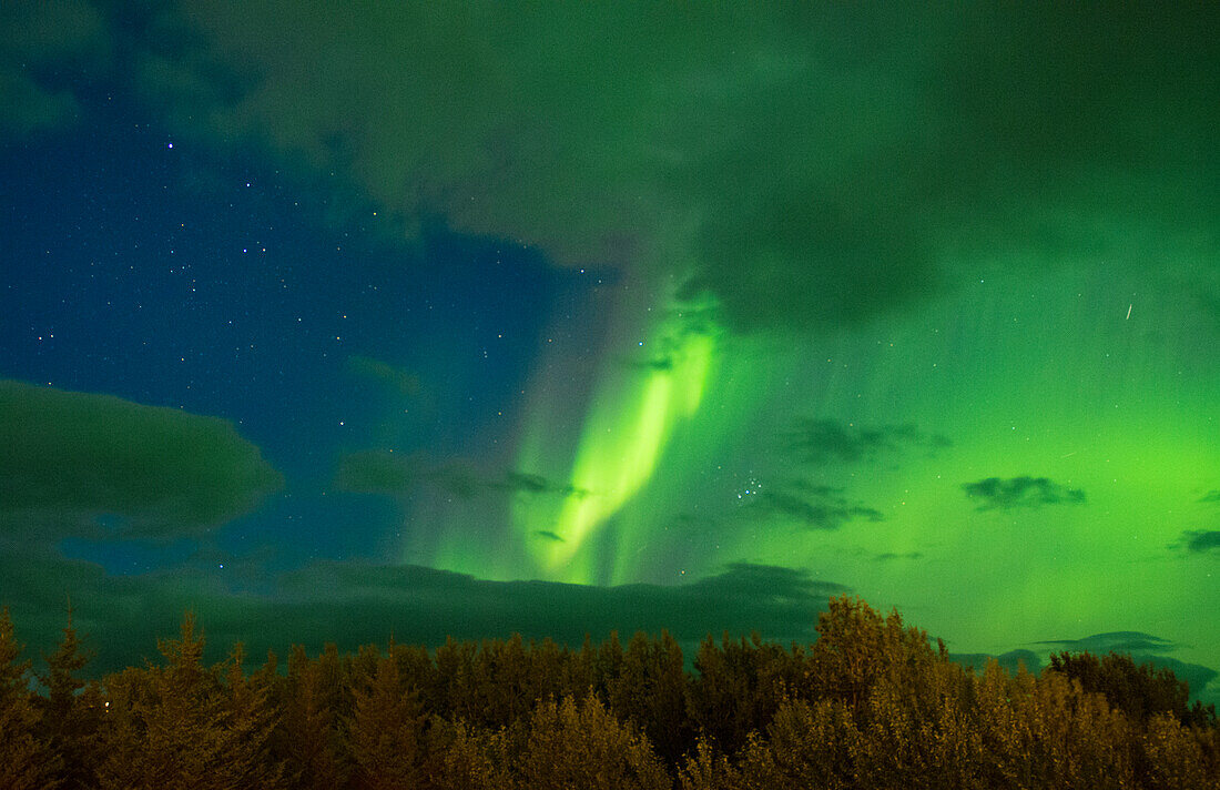 Island. Spektakuläre Nordlichter grün in Reykholt Tal in West-Island. Himmel Lichter