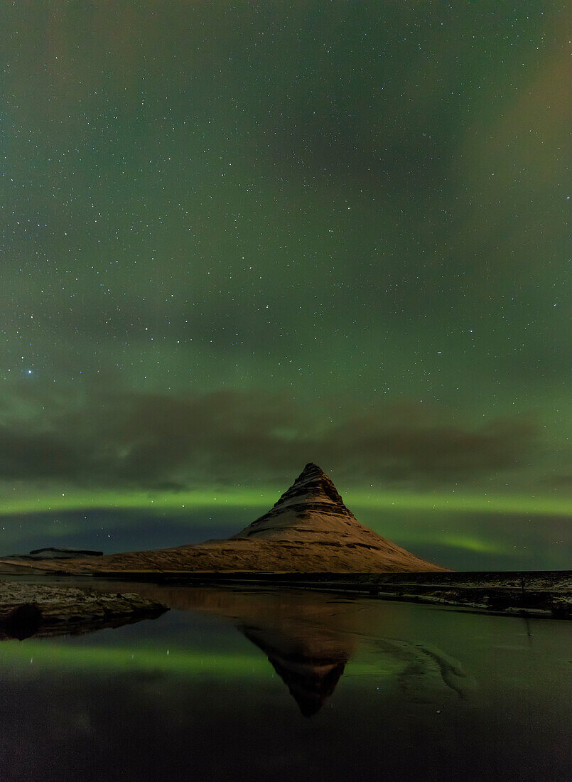 Aurora Borealis spiegelt sich unter dem Kirkjufell (auch Kirchenberg genannt) auf der Halbinsel Snaefellsnes im Westen Islands