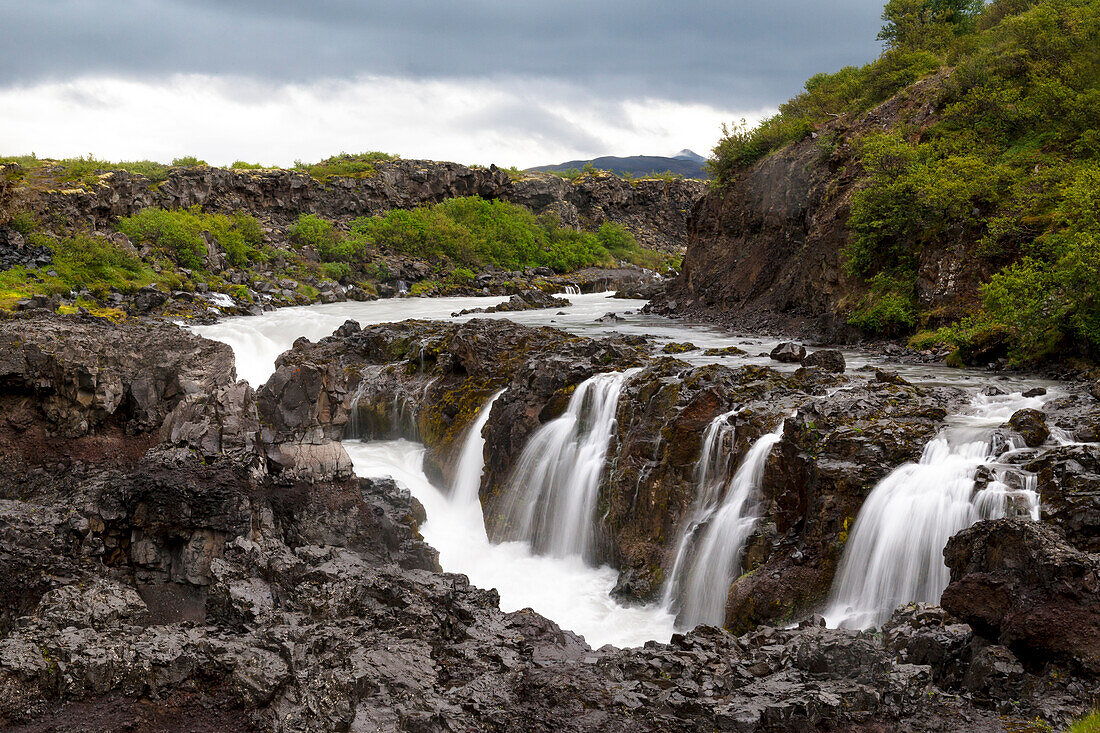 Europa, Island, Westisland, Borgarfjordur, Barnafoss, Kinderfall, Fluss Hvita. Das Wasser dieser malerischen Wasserfälle fließt schnell in den Hvita-Fluss.