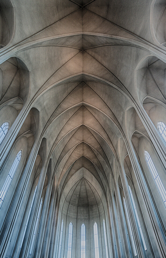 Island, Reykjavik, Kreuzrippengewölbe in der modernen Kathedrale Hallgrimskirkja.