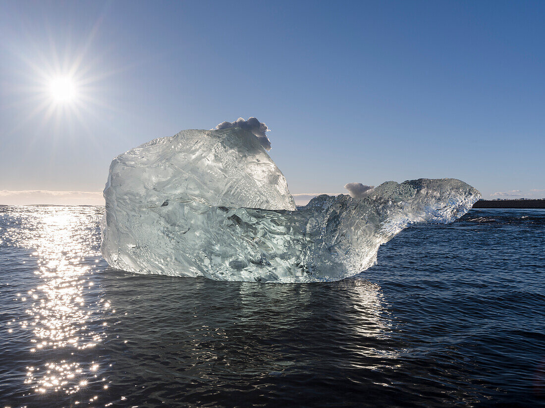 Eisberge auf schwarzem vulkanischem Strand. Strand des Nordatlantiks in der Nähe der Gletscherlagune Jokulsarlon und des Gletschers Breithamerkurjokull im Vatnajokull-Nationalpark. (Großformatige Bilder verfügbar)