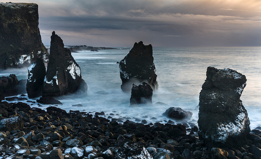 Nordatlantikküste im Winter bei Reykjanesviti und Valahnukur. Island (Großformate verfügbar)