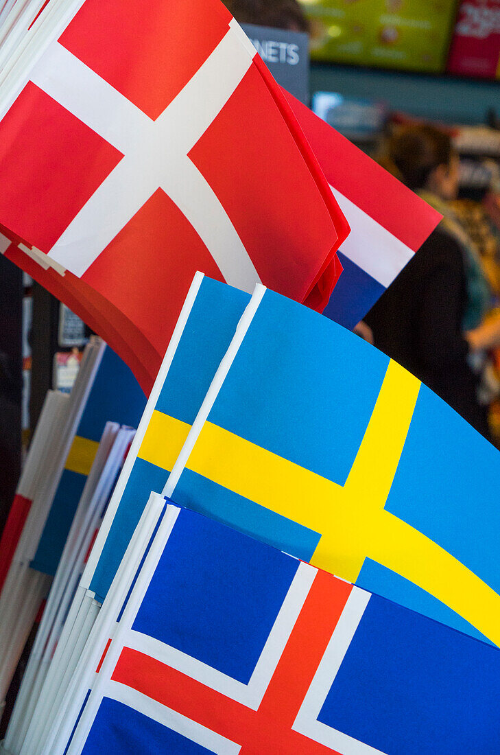 Dänemark, Seeland, Kopenhagen, skandinavische Flaggen als Souvenir, Dänemark, Schweden und Norwegen