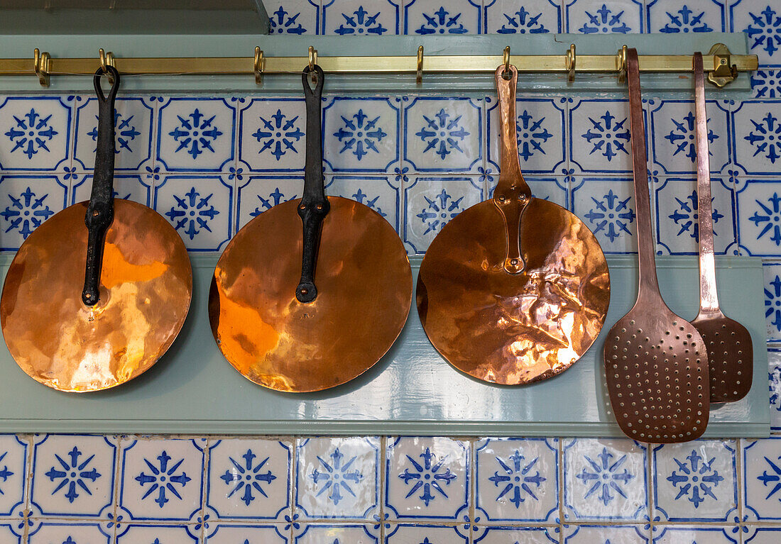 Frankreich, Giverny. Kupfergeschirr in der Küche von Monets Haus
